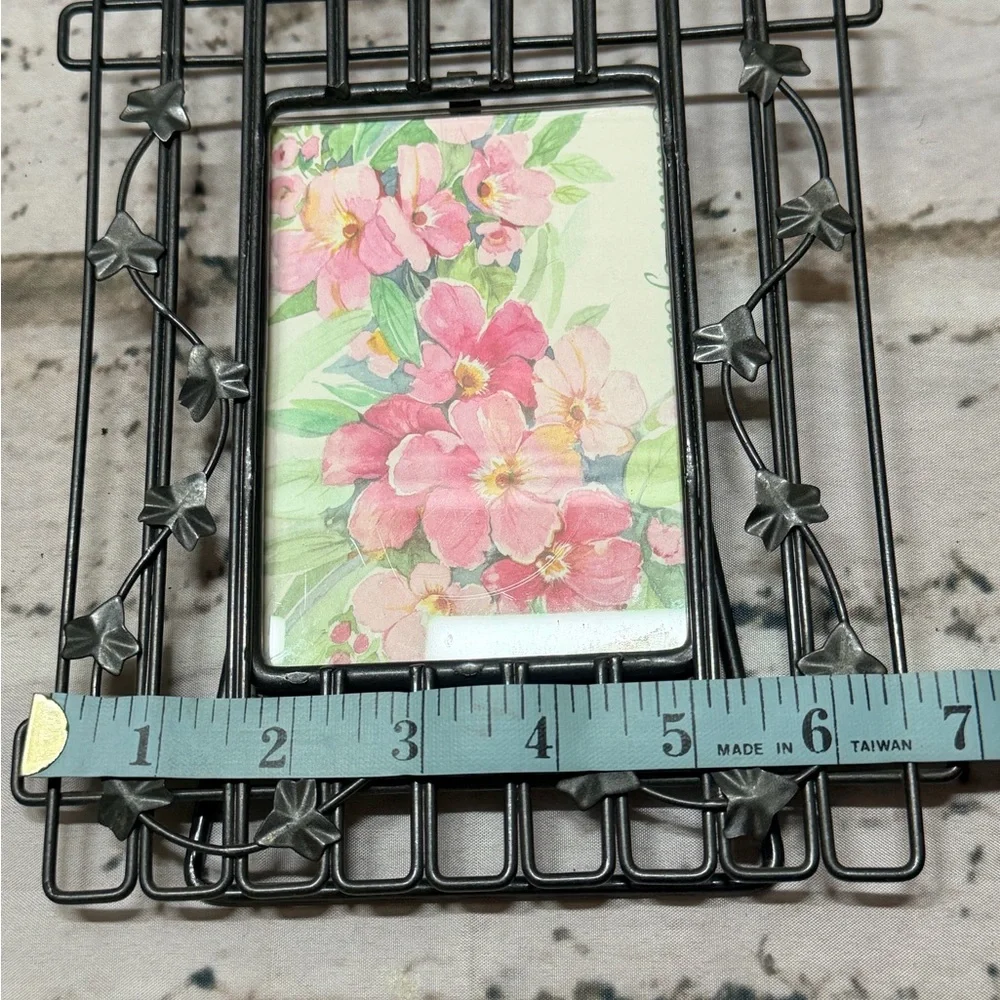 Vintage 90’s Black‎ Metal Picture Frame with leaves scroll